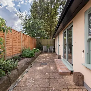 Pass The Keys Charming Garden With Parking Holiday home Bath